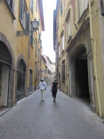 Walking the narrow pedestrian streets of Lucca