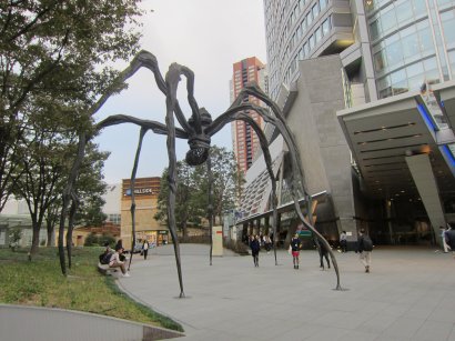 Alien invader? Or sculpture in the plaza at Roppongi Hills complex?