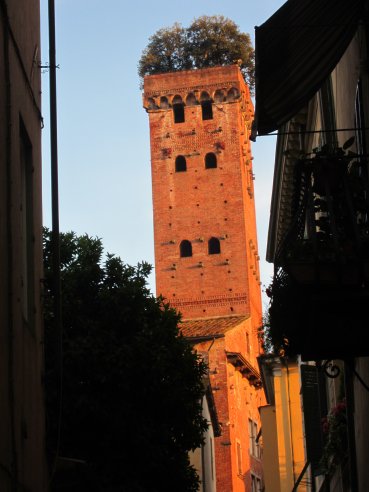 Lucca had many towers at one time--only a few remain. Notice the garden at the top...